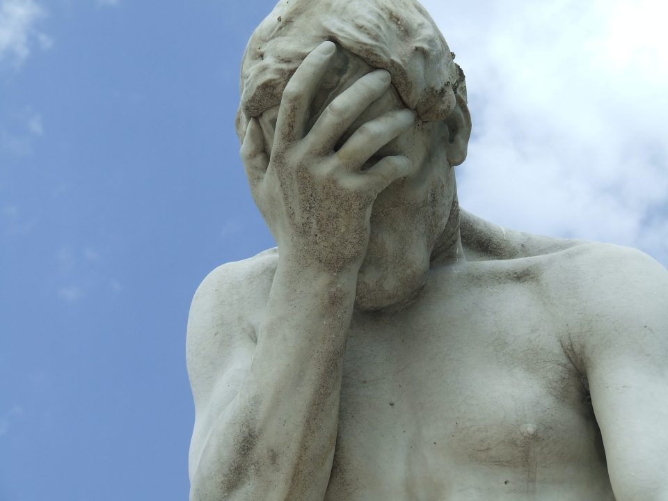 Estatua con la mano en la frente muestra frustración