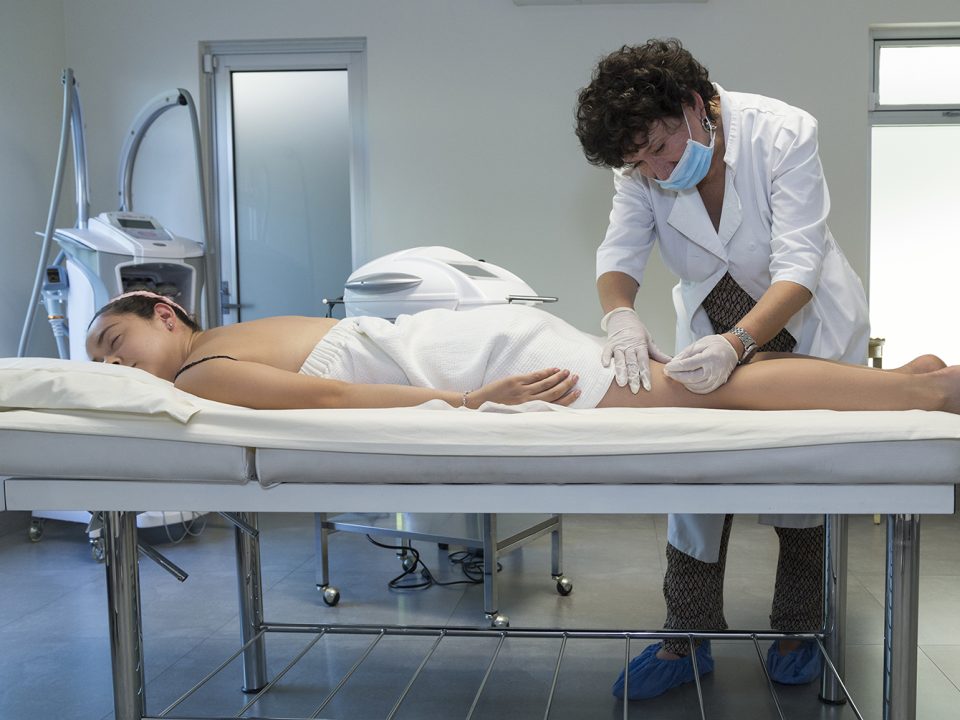 La Carboxiterapia introduce CO2 entre la piel y el músculo mediante una aguja muy pequeña y delgada