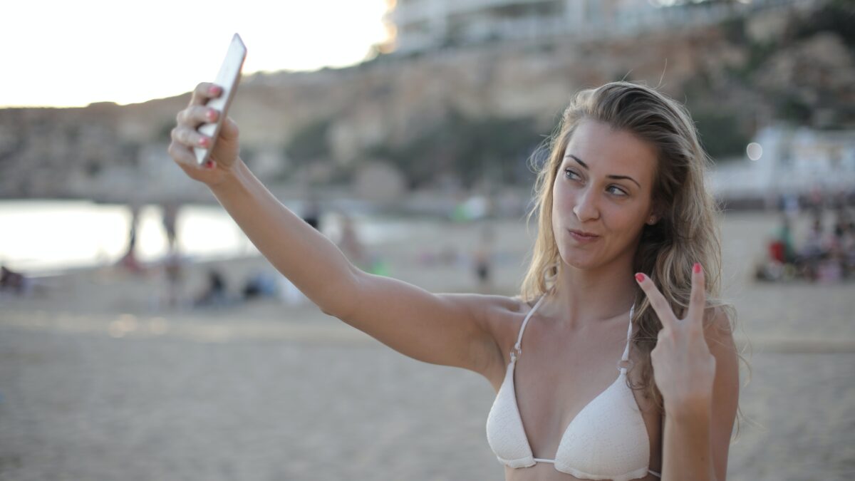 Mujer disfruta del verano y el sol en su piel