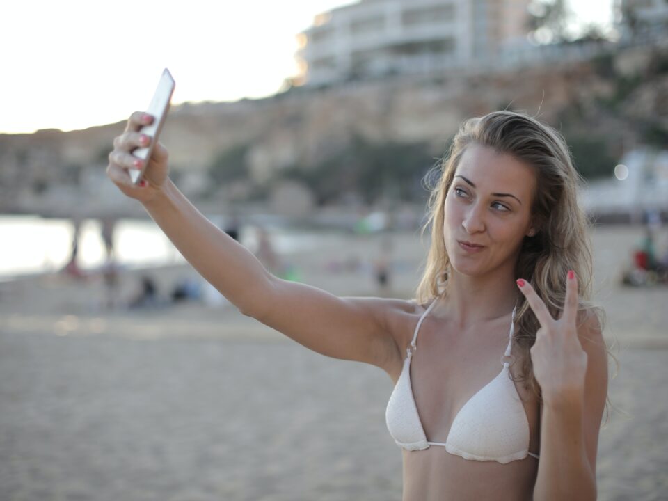 Mujer disfruta del verano y el sol en su piel